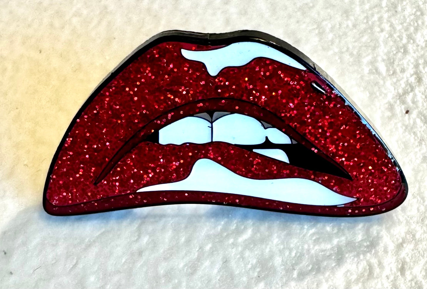 Lips enamel pin